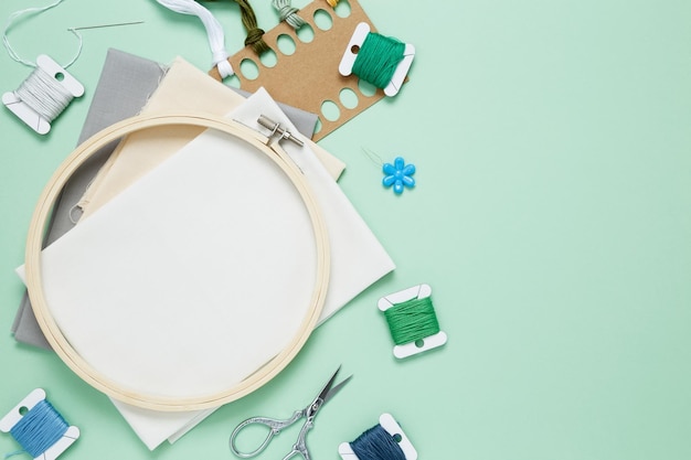 zestaw do haftu z muliną i tamborkiem